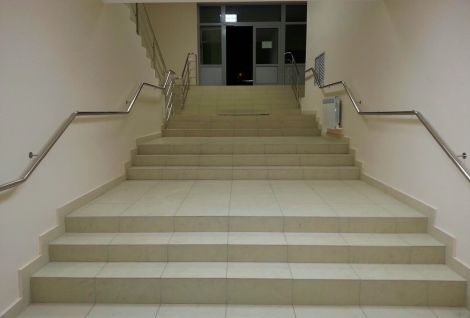 Перила c 3-мя ригелями и пристенный поручень из нержавеющей стали. Московская область, г. Орехово-Зуево. Фото 4.